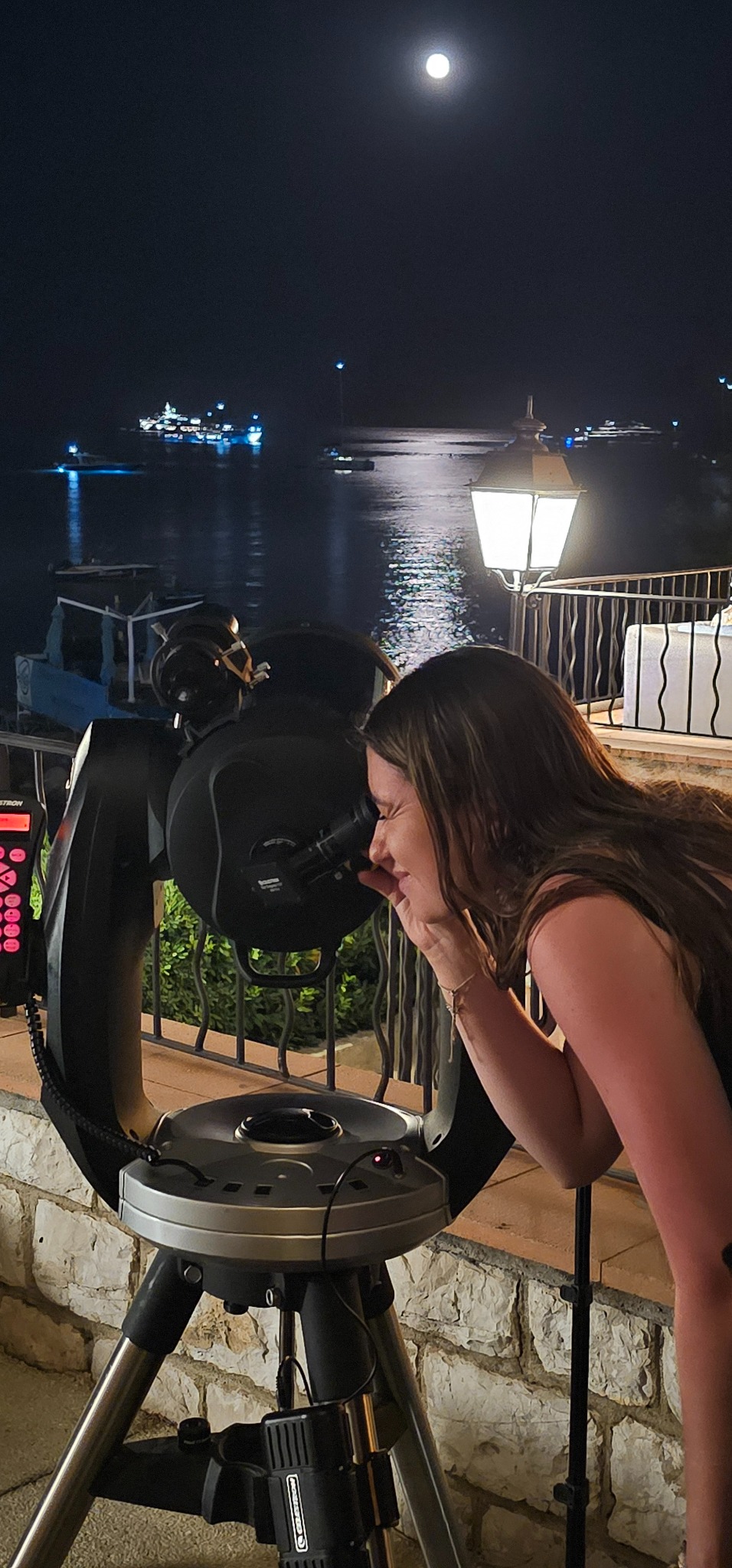 Une invitée observe les astres face à la mer