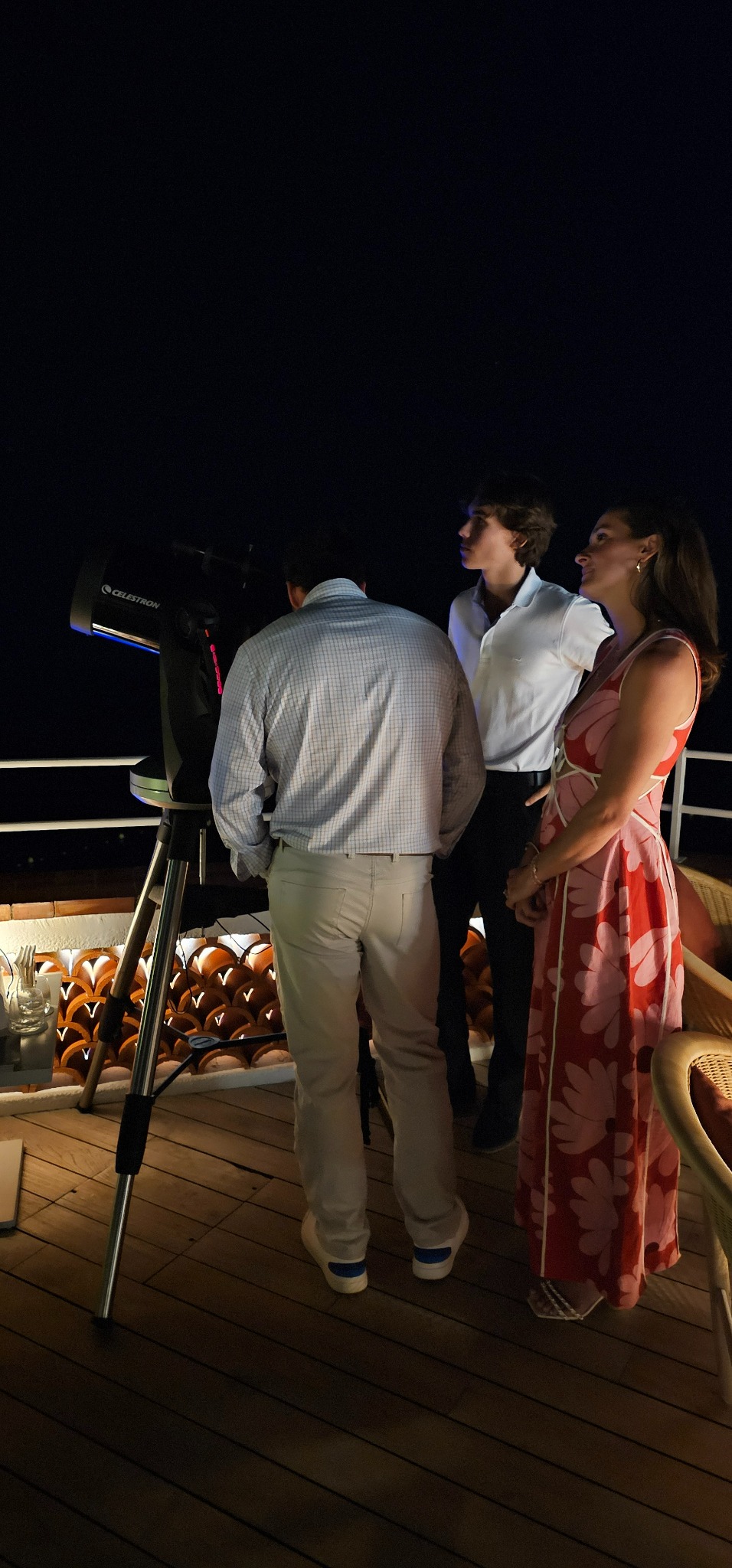 Des invités découvrent le ciel lors d’une soirée privée